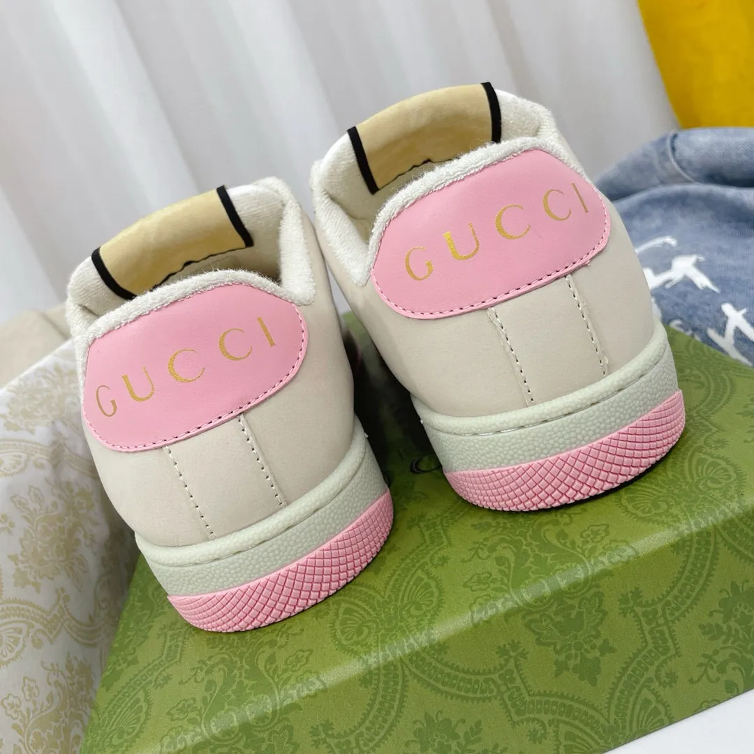 Factory price: 580💰 GUCCI Gucci's newly upgraded back cover lining, top-notch old dirty shoes, classic casual sports shoes for couples, retro sneakers and old G family dirty shoes, updated at the counter simultaneously! ①The shoe upper has the same water-based edge coating process as the original version⚠️The ordinary oil edges on the market have a strong glue feel and are easy to fall off! Grade A first-layer nubuck leather (with pores)/matching computer embroidered double G cloth, high-density terry velvet lining. ② A PVC transparent small round mark sealing line is added to the details of the midsole. The mold is opened six times and the jewelry craftsmanship is used to customize the two-color double G buckle, striving to be the same as the original version. A pair of buttons is more than three times more expensive than ordinary buckles on the market. ③An old two-color washable label, the chip is placed on the outer waist of the right foot, the entire shoe is completely hollowed out with rubber technology, TUP material (rubber to distinguish the market) with the latest green packaging from the counter, 3D printed handbag, and a pair of shoelaces. There is no pressure when entering and exiting the counter. You can buy a 1:1 accurate replica of the original version and modify and upgrade it repeatedly. The details are perfectly restored, the materials are all customized, and they are truly top-notch. Please look at the details clearly to identify the quality. Upper: First-layer frosted cowhide/embroidered double G cloth. Lining: original high-density velvet lining. Foot pads: original pearlescent sheepskin. Outsole: private molded vacuum TPU material. Packaging: original top-grade full set packaging at the counter. Shoe size: women's size 35-40, men's size 39-44 (men's size 38, 45🉑️customized, non-returnable)